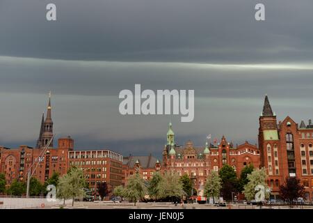 Hambourg, Allemagne. 22 Juin, 2017. Ctyview de Hamburgf dans le port, l'Allemagne, ville de Hambourg, 22. Juin 2017. Photo : Frank May | utilisée dans le monde entier/dpa/Alamy Live News Banque D'Images