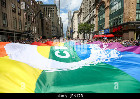 New York, USA. 25 Jun, 2017. Les participants au cours de la Marche des Fiertés LGBT dans la ville de New York aux États-Unis ce dimanche, 25. Brésil : Crédit Photo Presse/Alamy Live News Banque D'Images