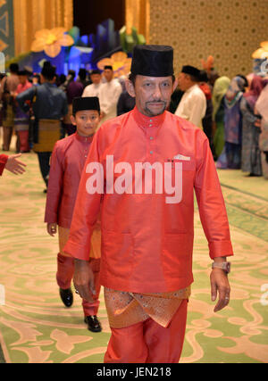 Bandar Seri Begawan, Brunei. 26 Juin, 2017. Le Sultan de Brunei Darussalam Haji Hassanal Bolkiah assiste à la célébration de la fête musulmane annuelle de Hari Raya Aidilfitri à Bandar Seri Begawan, capitale de Brunei, le 26 juin 2017. Le Sultan de Brunei Darussalam Haji Hassanal Bolkiah et membres de la famille royale a célébré le festival annuel des musulmans le Hari Raya Aidilfitri avec les délégués étrangers lundi. Crédit : Jeffrey Wong/Xinhua/Alamy Live News Banque D'Images