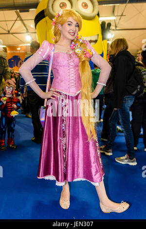 Lisburn, Irlande du Nord. 25/06/2017 - Une jolie jeune femme habillé en la version Disney de Raiponce le personnage aux cheveux longs et une robe rose chez MCM Comicon Banque D'Images