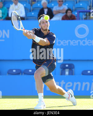 Eastbourne, Royaume-Uni. 26 Juin, 2017. Cameron Norrie de Grande-bretagne en action contre Horacio Zeballos de l'Argentine au cours de la deuxième journée de l'International Aegon Eastbourne Le 26 juin 2017, à Eastbourne, Angleterre Crédit : Paul Terry Photo/Alamy Live News Banque D'Images