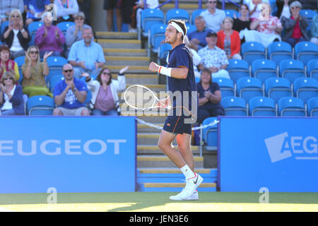 Eastbourne, Royaume-Uni. 26 Juin, 2017. Cameron Norrie de Grande-bretagne célèbre après avoir battu Horacio Zeballos de l'Argentine au cours de la deuxième journée de l'International Aegon Eastbourne Le 26 juin 2017, à Eastbourne, Angleterre Crédit : Paul Terry Photo/Alamy Live News Banque D'Images