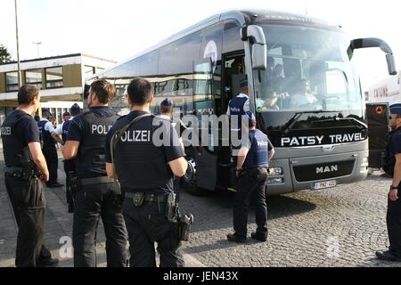 Aix-la-Chapelle, Allemagne. 26 Juin, 2017. Des agents de la police allemande et belge effectuer des contrôles sur les véhicules qui franchissent la frontière entre les deux pays près de Aix-la-Chapelle, Allemagne, 26 juin 2017. Les contrôles sont effectués avant le prochain sommet du G20 à Hambourg dans une tentative d'empêcher l'entrée en Allemagne de personnes censées être prêt à utiliser la violence. Photo : Ralf Roeger/dmp press/dpa/Alamy Live News Banque D'Images