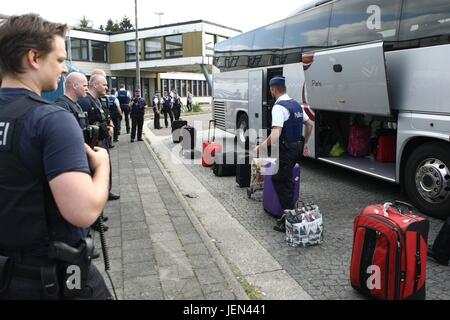 Aix-la-Chapelle, Allemagne. 26 Juin, 2017. Des agents de la police allemande et belge effectuer des contrôles sur les véhicules qui franchissent la frontière entre les deux pays près de Aix-la-Chapelle, Allemagne, 26 juin 2017. Les contrôles sont effectués avant le prochain sommet du G20 à Hambourg dans une tentative d'empêcher l'entrée en Allemagne de personnes censées être prêt à utiliser la violence. Photo : Ralf Roeger/dmp press/dpa/Alamy Live News Banque D'Images