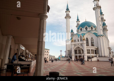 Kazan, Russie. 23 Juin, 2017. L'Qolsarif Mosque à Kazan, Russie, 23 juin 2017. Kazan, Russie est le huitième plus grande ville avec une population de 1,2 millions de dollars, est un centre important de l'Islam russe ainsi qu'un grand intellectuel, culturel et économique node dans le pays. Photo : Marius Becker/dpa/Alamy Live News Banque D'Images