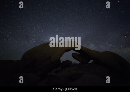 Twentynine Palms, California, USA. 25 Juin, 2017. La Voie lactée en photo ci-dessus Arch Rock, Joshua Tree National Park, le dimanche 25 juin 2017.ARMANDO ARORIZO. Credit : Armando Arorizo/Prensa Internacional/ZUMA/Alamy Fil Live News Banque D'Images