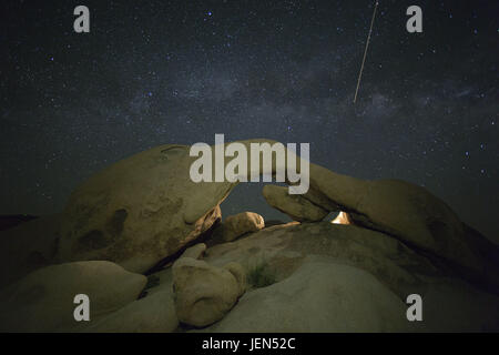 Twentynine Palms, California, USA. 25 Juin, 2017. La Voie lactée en photo ci-dessus Arch Rock, Joshua Tree National Park, le dimanche 25 juin 2017.ARMANDO ARORIZO. Credit : Armando Arorizo/Prensa Internacional/ZUMA/Alamy Fil Live News Banque D'Images