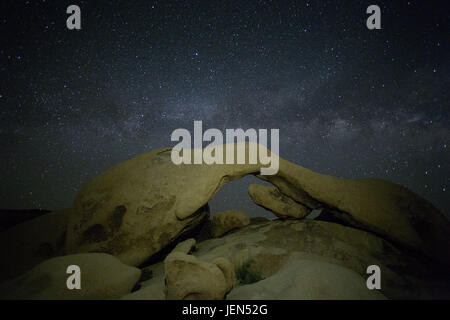 Twentynine Palms, California, USA. 25 Juin, 2017. La Voie lactée en photo ci-dessus Arch Rock, Joshua Tree National Park, le dimanche 25 juin 2017.ARMANDO ARORIZO. Credit : Armando Arorizo/Prensa Internacional/ZUMA/Alamy Fil Live News Banque D'Images