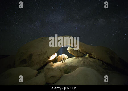 Twentynine Palms, California, USA. 25 Juin, 2017. La Voie lactée en photo ci-dessus Arch Rock, Joshua Tree National Park, le dimanche 25 juin 2017.ARMANDO ARORIZO. Credit : Armando Arorizo/Prensa Internacional/ZUMA/Alamy Fil Live News Banque D'Images