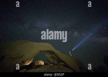 Twentynine Palms, California, USA. 25 Juin, 2017. La Voie lactée en photo ci-dessus Arch Rock, Joshua Tree National Park, le dimanche 25 juin 2017.ARMANDO ARORIZO. Credit : Armando Arorizo/Prensa Internacional/ZUMA/Alamy Fil Live News Banque D'Images