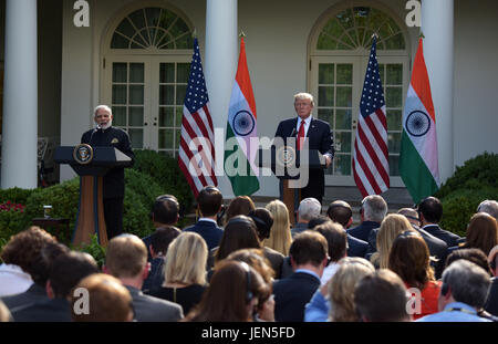 Washington, USA. 26 Juin, 2017. Le Président américain Donald Trump (R) et le Premier Ministre indien Narendra Modi donner des déclarations communes à la Maison Blanche à Washington, DC, États-Unis, le 26 juin 2017. Le Président américain Donald Trump a eu des entretiens avec les visites du Premier Ministre indien Narendra Modi, le lundi, l'appel de solides liens bilatéraux et s'engageant à renforcer la coopération dans des domaines tels que le commerce et la lutte contre le terrorisme. Credit : Yin Bogu/Xinhua/Alamy Live News Banque D'Images