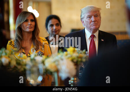 Washington, USA. Jun 26, 2017. Le Président des Etats-Unis, Donald Trump (R) et de la première dame Melania Trump (L) écouter comme Premier Ministre indien Narendra Modi prononce une allocution lors du dîner à la Maison Blanche le 26 juin 2017 à Washington, DC. Trump et Modi a rencontré plus tôt aujourd'hui dans le bureau ovale pour discuter de diverses questions bilatérales. Credit : MediaPunch Inc/Alamy Live News Banque D'Images