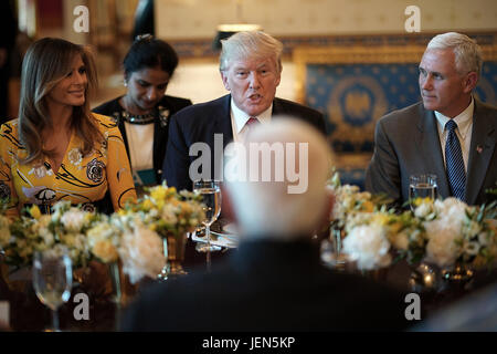 Washington, USA. Jun 26, 2017. Le Président des Etats-Unis, Donald Trump (C), flanquée de première dame Melania Trump (L) et le Vice-président Mike Pence (R), prononce une allocution avant de dîner avec le Premier Ministre indien Narendra Modi (C) à la Maison Blanche le 26 juin 2017 à Washington, DC. Trump et Modi a rencontré plus tôt aujourd'hui dans le bureau ovale pour discuter de diverses questions bilatérales. Credit : MediaPunch Inc/Alamy Live News Banque D'Images