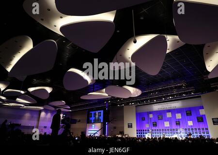 Dalian, province de Liaoning en Chine. 27 Juin, 2017. Vous pourrez assister à la cérémonie d'ouverture de la réunion annuelle des nouveaux champions 2017, également connue sous le nom de Davos d'été, s'est tenue à Dalian, ville côtière du nord-est de la Chine, la province de Liaoning, le 27 juin 2017. Crédit : Li Gang/Xinhua/Alamy Live News Banque D'Images