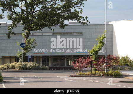 St Wilfrid's Catholic School, Crawley, West Sussex, UK. 26 Juin, 2017. Les directeurs sont accusés de tentative d'influencer l'élection générale en attaquant les politiques conservatrices. Les familles ont envoyé une série de messages politiques - par courrier et sur les médias sociaux - à l'approche de vote à l'échelle nationale le 8 juin. St Wilfrid's Catholic School envoyé le tweet anti-conservateur. Il posté le 21 avril : 'Qu'en est-il de l'éducation, les services de santé mentale, le NHS, les soins sociaux, toujours voter conservateur ?' Credit : Nigel Bowles/Alamy Live News Banque D'Images