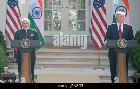 Le Président des Etats-Unis, Donald J. Trump et premier ministre Narendra Modi de l'Inde fournissent des déclarations communes dans la roseraie de la Maison Blanche à Washington, DC le lundi 26 juin 2017. Credit : Ron Sachs / CNP - AUCUN FIL SERVICE - Photo : Ron Sachs/consolidé/dpa Banque D'Images