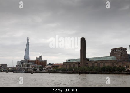 Ville de London, UK. 27 Juin, 2017. Météo France : Tôt le matin plus de cloud City de Londres . Vue sur toits de Londres avec Tamise, le Shard, Crédit : WansfordPhoto/Alamy Live News Banque D'Images