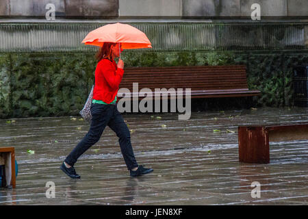 Penwortham, Lancashire, Royaume-Uni. Météo britannique. 27 Juin, 2017. De fortes pluies dans la ville avec unseasonal conditions météo de la district de détail. Des pluies torrentielles font qu'il est difficile pour les acheteurs qui ont du mal avec les fortes rafales de vent et les rafales. La prévision est de poursuivre et de fortes pluies persistantes souvent lentement vers l'Est, avec de forts vents. /AlamyLiveNews MediaWorldImages crédit ; Banque D'Images