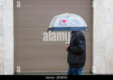 Penwortham, Lancashire, Royaume-Uni. Météo britannique. 27 Juin, 2017. De fortes pluies dans la ville avec unseasonal conditions météo de la district de détail. Des pluies torrentielles font qu'il est difficile pour les acheteurs qui ont du mal avec les fortes rafales de vent et les rafales. La prévision est de poursuivre et de fortes pluies persistantes souvent lentement vers l'Est, avec de forts vents. /AlamyLiveNews MediaWorldImages crédit ; Banque D'Images