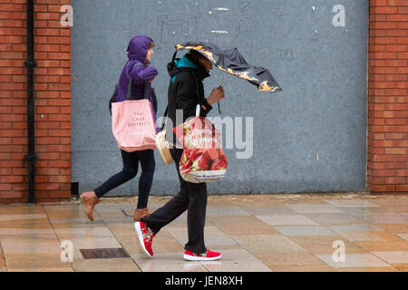 Penwortham, Lancashire, Royaume-Uni. Météo britannique. 27 Juin, 2017. De fortes pluies dans la ville avec unseasonal conditions météo de la district de détail. Des pluies torrentielles font qu'il est difficile pour les acheteurs qui ont du mal avec les fortes rafales de vent et les rafales. La prévision est de poursuivre et de fortes pluies persistantes souvent lentement vers l'Est, avec de forts vents. /AlamyLiveNews MediaWorldImages crédit ; Banque D'Images