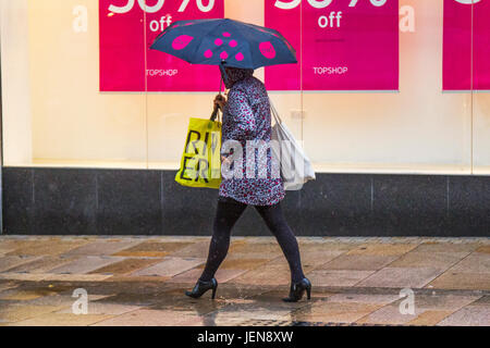 Penwortham, Lancashire, Royaume-Uni. Météo britannique. 27 Juin, 2017. De fortes pluies dans la ville avec unseasonal conditions météo de la district de détail. Des pluies torrentielles font qu'il est difficile pour les acheteurs qui ont du mal avec les fortes rafales de vent et les rafales. La prévision est de poursuivre et de fortes pluies persistantes souvent lentement vers l'Est, avec de forts vents. /AlamyLiveNews MediaWorldImages crédit ; Banque D'Images