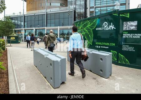 Londres, Royaume-Uni. 27 juin 2017. Les barrières de sécurité installées au stade de Wembley après de récentes attaques terroristes au Royaume-Uni . La chanteuse Adele est due à jouer dans le stade pour la finale quatre nuits de sa tournée mondiale entre le 28 juin - 2 juillet 2017. Crédit:claire doherty Alamy/Live News. Banque D'Images