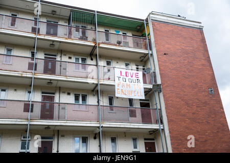 Londres, Royaume-Uni. 27 Juin, 2017. Photo prise le 25 juin, 2017. Une bannière est affichée à Walford Chambre à Shadwell dans l'Est de Londres dans le cadre d'un '4' est ouest bannière goutte à des immeubles autour de l'Est de Londres à montrer leur solidarité avec les habitants de la tour de Grenfell. Bannières affichage des messages de solidarité ont été redropped aujourd'hui à 21 blocs différents pour représenter les 21 étages de la tour de Grenfell, occupé par des résidents avant l'incendie. Credit : Mark Kerrison/Alamy Live News Banque D'Images