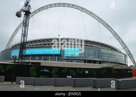 Londres, Royaume-Uni. 27 juin 2017. Les barrières de sécurité installées au stade de Wembley après de récentes attaques terroristes au Royaume-Uni . La chanteuse Adele est due à jouer dans le stade pour la finale quatre nuits de sa tournée mondiale entre le 28 juin - 2 juillet 2017. Crédit:claire doherty Alamy/Live News. Banque D'Images