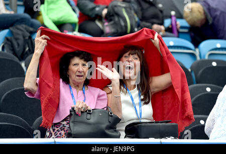 Eastbourne, Sussex, UK. 27 juin 2017. Ces dames semblent heureux malgré la pluie s'arrêter jouer au tournoi de tennis International Aegon Eastbourne comme un mélange de pluies et d'orages dans le sud-est de la Grande-Bretagne aujourd'hui photographie prise par Simon Dack Crédit : Simon Dack/Alamy Live News Banque D'Images