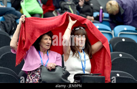 Eastbourne, Sussex, UK. 27 juin 2017. Ces dames prennent couvrir que la pluie cesse de jouer à l'International Aegon tennis Eastbourne tournoi comme un mélange de pluies et d'orages dans le sud-est de la Grande-Bretagne aujourd'hui photographie prise par Simon Dack Crédit : Simon Dack/Alamy Live News Banque D'Images