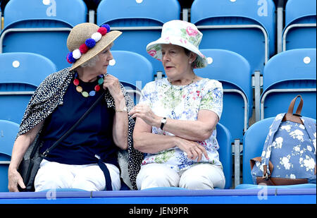 Eastbourne, Sussex, UK. 27 juin 2017. Ces dames prendre un chat sur Mesdames Journée au tournoi de tennis International Aegon Eastbourne comme un mélange de pluies et d'orages dans le sud-est de la Grande-Bretagne aujourd'hui photographie prise par Simon Dack Crédit : Simon Dack/Alamy Live News Banque D'Images