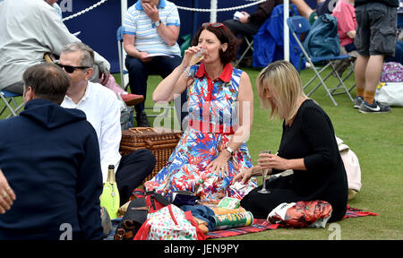 Eastbourne, Sussex, UK. 27 juin 2017. En espérant pour elle de rester au sec ces amis profitez d'un pique-nique à l'International Aegon tennis Eastbourne tournoi comme un mélange de pluies et d'orages dans le sud-est de la Grande-Bretagne aujourd'hui photographie prise par Simon Dack Crédit : Simon Dack/Alamy Live News Banque D'Images