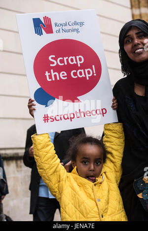 Londres 27 juin 2017, les membres du Royal College of Nursing de l'extérieur du Ministère de la Santé, Londres, lancer une campagne contre le 1 % payer avec une manifestation des infirmières de première ligne Crédit : Ian Davidson/Alamy Live News Banque D'Images