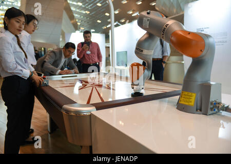 (170627) -- DALIAN, 27 juin 2017 (Xinhua) -- délégués d'essayer la table air hockey à Dalian International Conference Centre de Dalian, Liaoning Province du nord-est de la Chine, le 27 juin 2017. La réunion annuelle des nouveaux champions 2017, également connue sous le nom de Davos d'été, a commencé mardi à Dalian. (Xinhua/Wang Yiliang) (ZHS) Banque D'Images