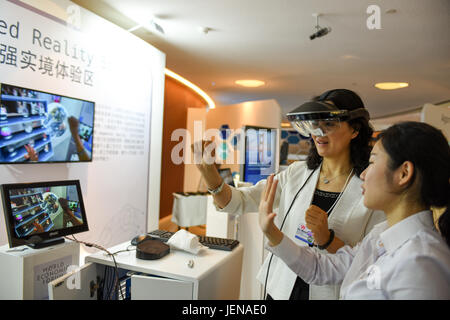 (170627) -- DALIAN, 27 juin 2017 (Xinhua) -- délégués d'essayer le dispositif de réalité augmentée à Dalian International Conference Centre de Dalian, Liaoning Province du nord-est de la Chine, le 27 juin 2017. La réunion annuelle des nouveaux champions 2017, également connue sous le nom de Davos d'été, a commencé mardi à Dalian. (Xinhua/Wang Yiliang) (ZHS) Banque D'Images