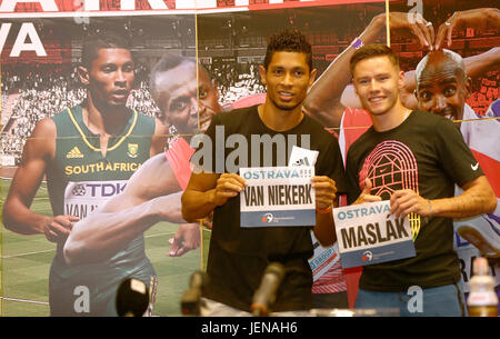 De gauche sprinters Thomas Wayde van Niekerk (Afrique du Sud) et Pavel Maslak (République tchèque) assister à la conférence de presse avant la réunion d'athlétisme Golden Spike Ostrava à Ostrava, en République tchèque, le 27 juin 2017. (Photo/CTK Petr Sznapka) Banque D'Images