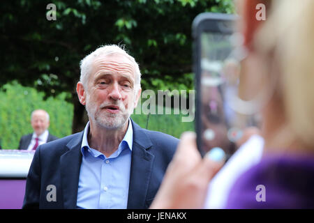 Londres, Royaume-Uni. 27 Juin, 2017. Daily Mirror la fierté de la Grande-Bretagne photocall à Westminster. Le Daily Mirror's Pride of Britain Awards, en partenariat avec le BST, sera sur ITV en octobre Crédit : Dinendra Haria/Alamy Live News Banque D'Images