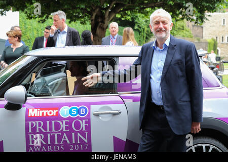 Londres, Royaume-Uni. 27 Juin, 2017. Jeremy Corbyn Leader du Parti du Travail. Daily Mirror la fierté de la Grande-Bretagne photocall à Westminster. Le Daily Mirror's Pride of Britain Awards, en partenariat avec le BST, sera sur ITV en octobre Crédit : Dinendra Haria/Alamy Live News Banque D'Images