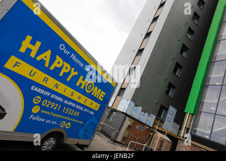 Swansea, Royaume-Uni. 27 Juin, 2017. Happy homes ? : nouveau bardage travaux continuent à Clyne, Cour Sketty, Swansea. Conseil de Swansea a décidé de commencer à tester sur sept de ses onze tour de blocs. Credit : Gareth LLewelyn/Alamy Live News Banque D'Images