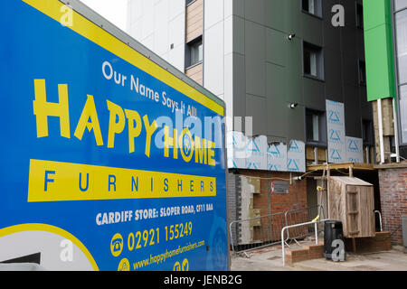 Swansea, Royaume-Uni. 27 Juin, 2017. Happy homes ? : nouveau bardage travaux continuent à Clyne, Cour Sketty, Swansea. Conseil de Swansea a décidé de commencer à tester sur sept de ses onze tour de blocs. Credit : Gareth LLewelyn/Alamy Live News Banque D'Images