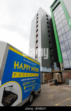 Swansea, Royaume-Uni. 27 Juin, 2017. Happy homes ? : nouveau bardage travaux continuent à Clyne, Cour Sketty, Swansea. Conseil de Swansea a décidé de commencer à tester sur sept de ses onze tour de blocs. Credit : Gareth LLewelyn/Alamy Live News Banque D'Images