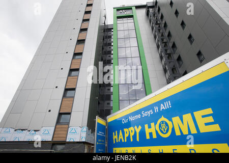 Swansea, Royaume-Uni. 27 Juin, 2017. Happy homes ? : nouveau bardage travaux continuent à Clyne, Cour Sketty, Swansea. Conseil de Swansea a décidé de commencer à tester sur sept de ses onze tour de blocs. Credit : Gareth LLewelyn/Alamy Live News Banque D'Images