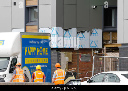 Swansea, Royaume-Uni. 27 Juin, 2017. Happy homes ? : nouveau bardage travaux continuent à Clyne, Cour Sketty, Swansea. Conseil de Swansea a décidé de commencer à tester sur sept de ses onze tour de blocs. Credit : Gareth LLewelyn/Alamy Live News Banque D'Images