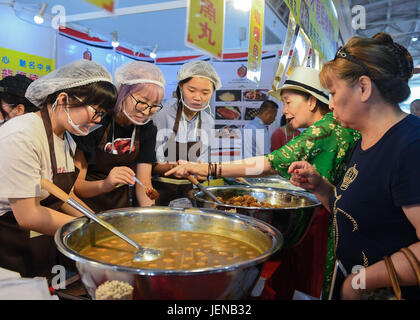 Beijing, Chine. 27 Juin, 2017. Les visiteurs choisissent des aliments au cours de 2017 Hong Kong Hong Kong Produits Tendance Expo à Beijing, capitale de la Chine, le 27 juin 2017. Les six jours de l'expo a débuté ici au Centre d'exposition de l'agriculture nationale mardi. Credit : Shen Hong/Xinhua/Alamy Live News Banque D'Images