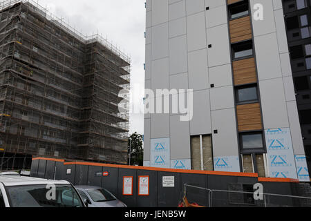 Swansea, Royaume-Uni. 27 Juin, 2017. Nouveau bardage travaux continuent à Clyne, Cour Sketty, Swansea. Conseil de Swansea a décidé de commencer à tester sur sept de ses onze tour de blocs. Credit : Gareth Llewelyn/Alamy Live News. Banque D'Images