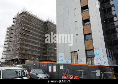 Swansea, Royaume-Uni. 27 Juin, 2017. Nouveau bardage travaux continuent à Clyne, Cour Sketty, Swansea. Conseil de Swansea a décidé de commencer à tester sur sept de ses onze tour de blocs. Credit : Gareth Llewelyn/Alamy Live News. Banque D'Images