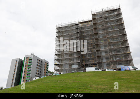 Swansea, Royaume-Uni. 27 Juin, 2017. Nouveau bardage travaux continuent à Clyne, Cour Sketty, Swansea. Conseil de Swansea a décidé de commencer à tester sur sept de ses onze tour de blocs. Credit : Gareth Llewelyn/Alamy Live News. Banque D'Images