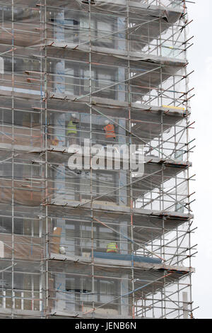 Swansea, Royaume-Uni. 27 Juin, 2017. Nouveau bardage travaux continuent à Clyne, Cour Sketty, Swansea. Conseil de Swansea a décidé de commencer à tester sur sept de ses onze tour de blocs. Credit : Gareth Llewelyn/Alamy Live News. Banque D'Images