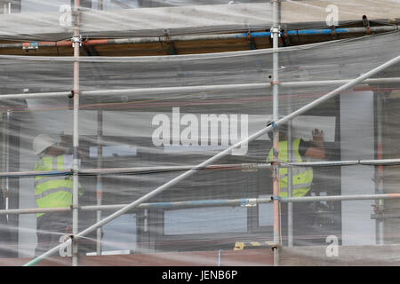 Swansea, Royaume-Uni. 27 Juin, 2017. Nouveau bardage travaux continuent à Clyne, Cour Sketty, Swansea. Conseil de Swansea a décidé de commencer à tester sur sept de ses onze tour de blocs. Credit : Gareth Llewelyn/Alamy Live News. Banque D'Images