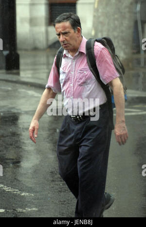 Londres, Royaume-Uni. 27 Juin, 2017. Vague de chaleur suivi d'une douche à Londres, à Trafalgar Square Crédit : JOHNNY ARMSTEAD/Alamy Live News Banque D'Images